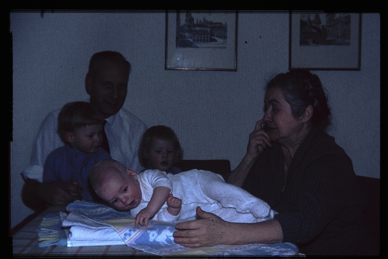 26.Delft nov 1965 Omi,Papa,Brigitte,Marion,Peter.JPG
